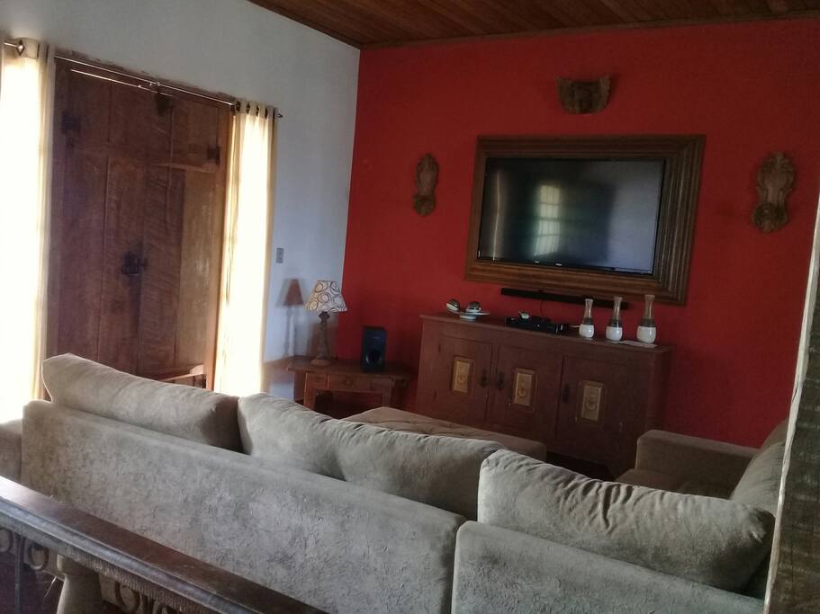 Sala com: smart TV(55polegadas) , SondBar e skay.