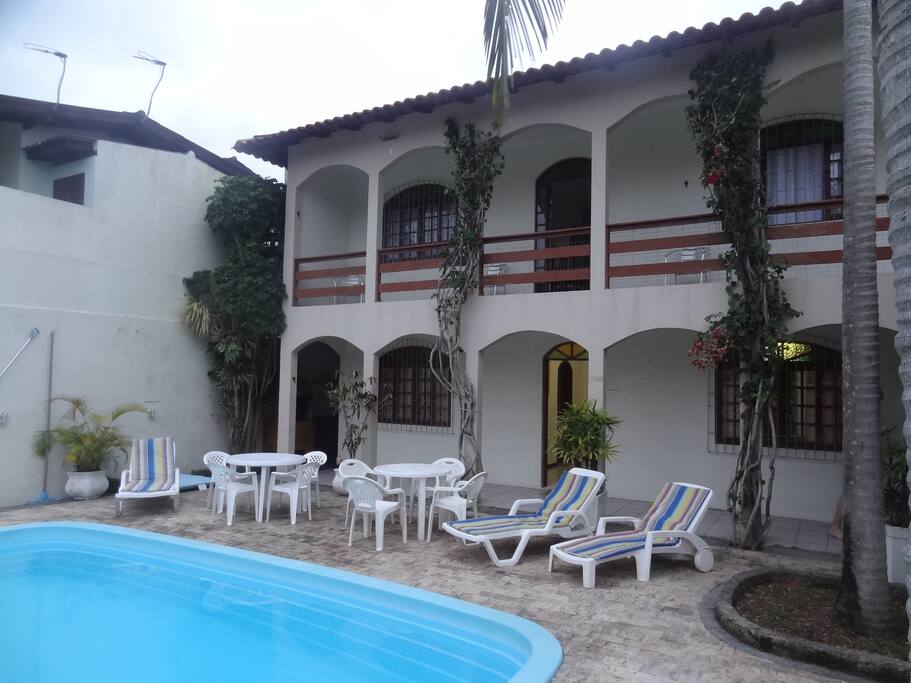 Casa conjugada, com churrasqueira na parte térrea.
Piscina fechada no período de março a novembro, sem possibilidade de utilização.