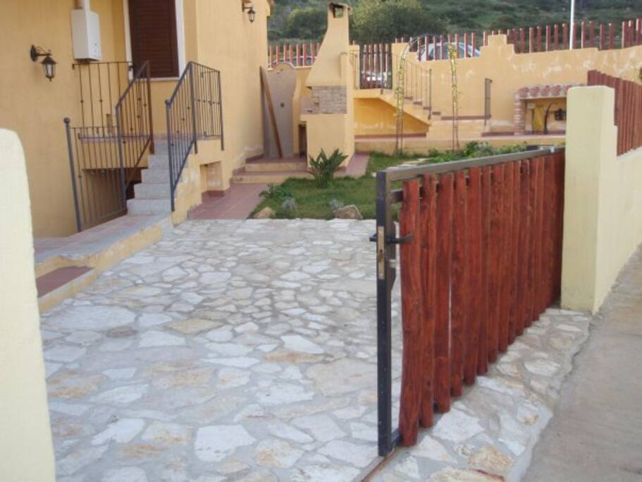 ingresso auto barbecue giardino laterale