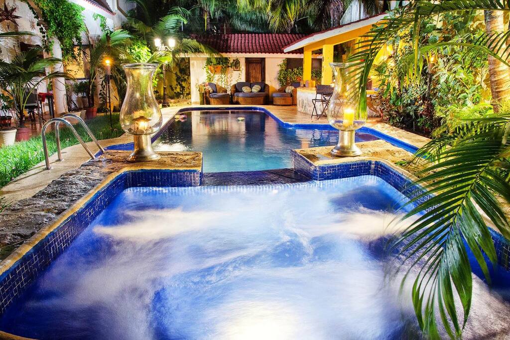 Alberca y jacuzzi con agua caliente, gran iluminación y música ambiental / Swimming pool and jacuzzi with hot water, great lighting and ambient music.