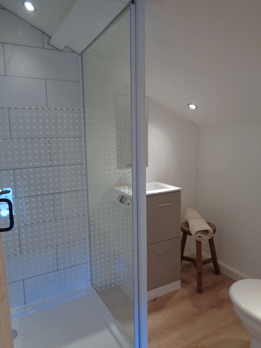 Clean and fresh en suite
