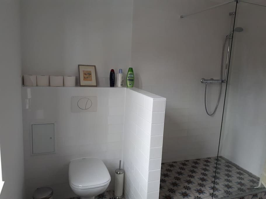 Das Badezimmer mit Dusche