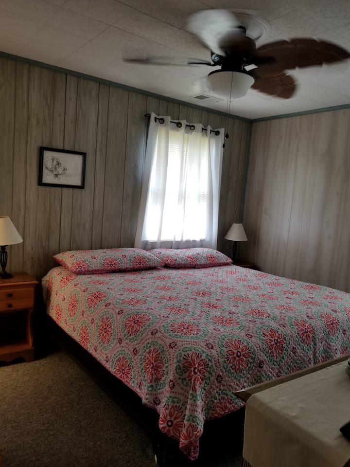 ห้องนอนใหญ่พร้อมเตียงคิงไซส์พร้อมทีวี