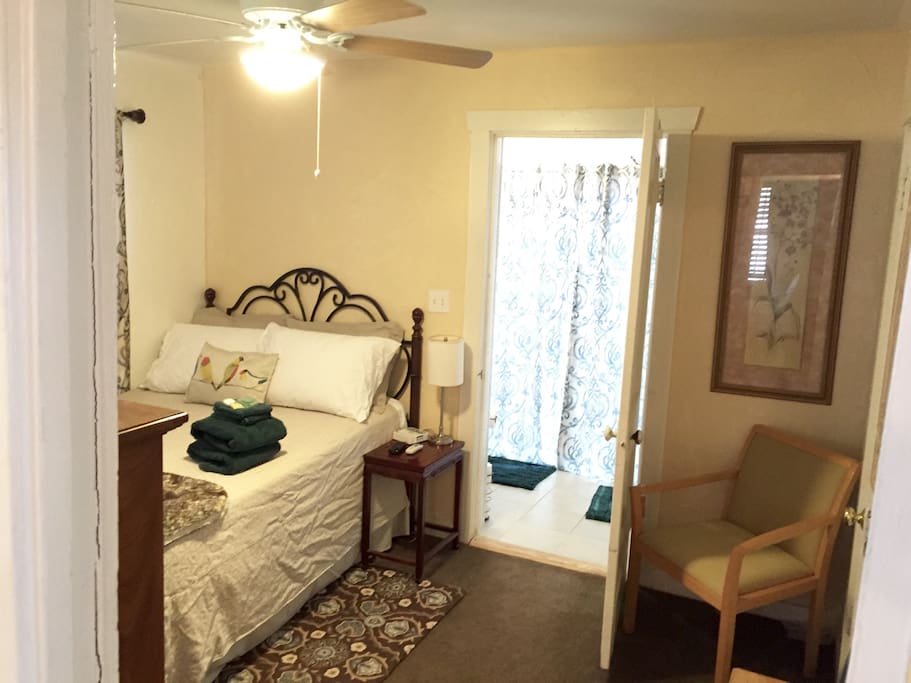 Back bedrm #3 Full Size Bed with Private bathroom