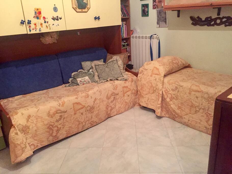 Camera per ragazzi con un letto estraibile