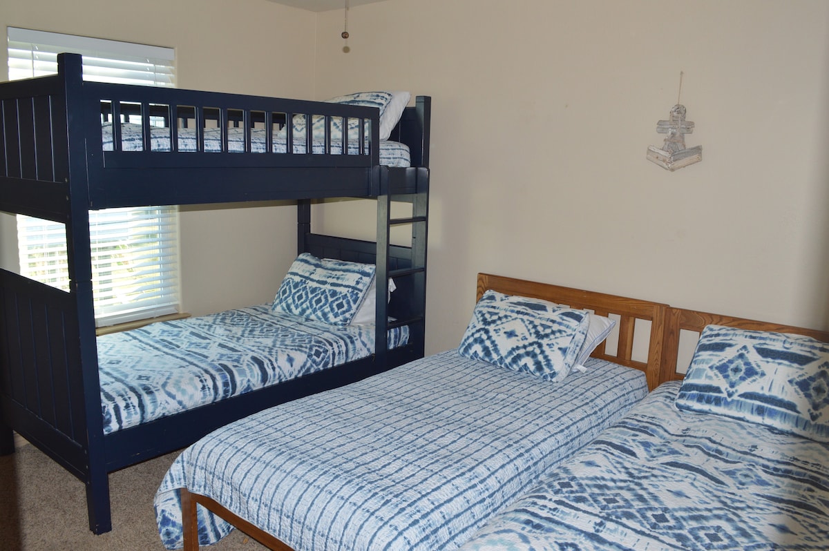 غرفة النوم الثالثة (2 توأم وسرير بطابقين)