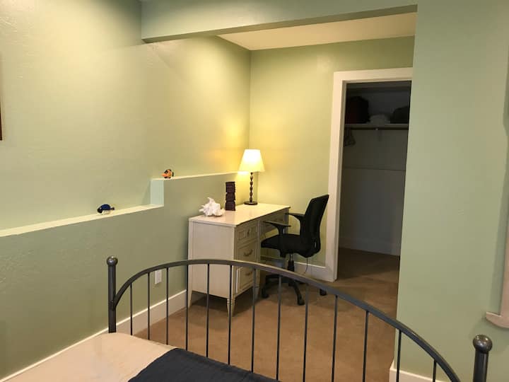 Radni stol u spavaćoj sobi br. 2 i ugradbeni ormar