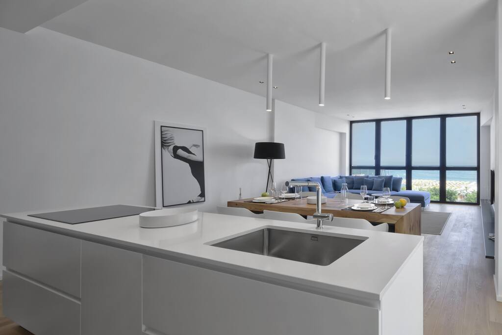 Living con cucina e divano