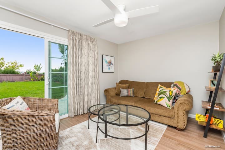 Втората спалня се удвоява като ден/офис и разполага с удобен конвертируем диван, масичка за кафе и стол за акцент.