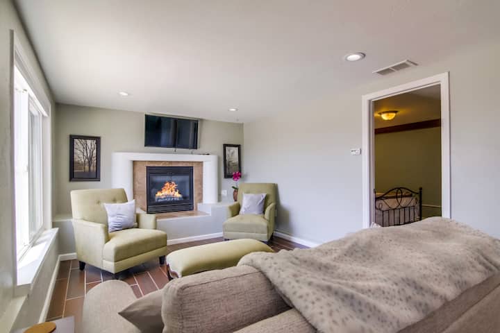 Მისაღები ოთახი. ბუხარი ამჟამად არ მუშაობს. Ჩვენ ვმუშაობთ მის შეკეთებაზე.