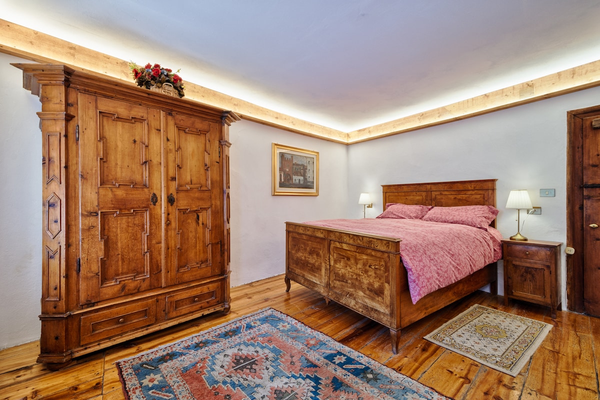 habitación doble del primer piso (todas las habitaciones son de 16 metros cuadrados), equipada con armario y escritorio