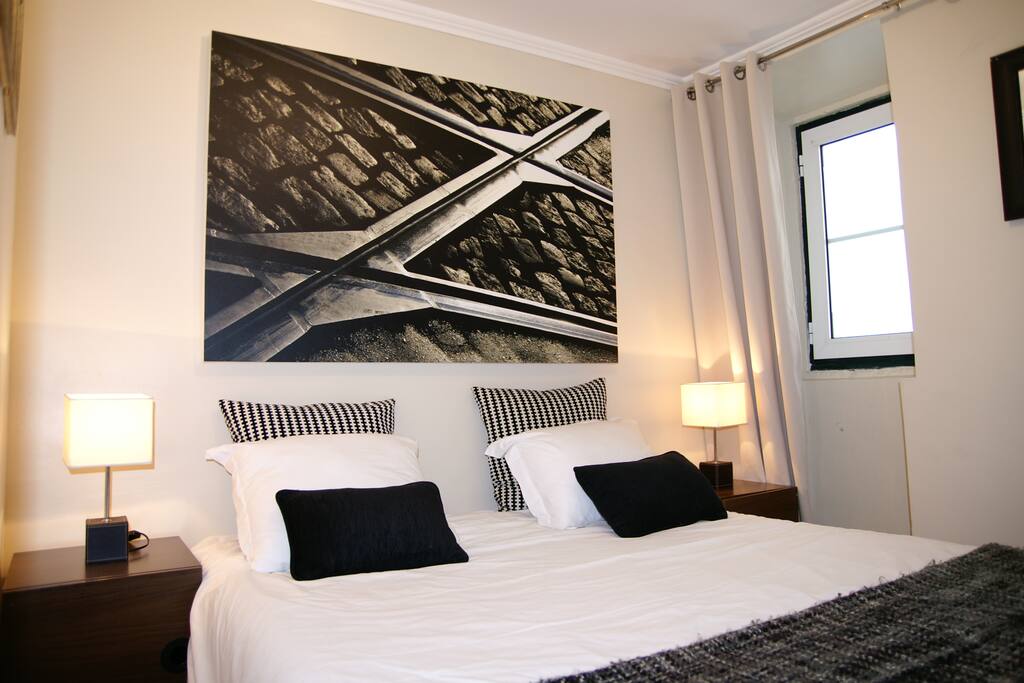 Chambre avec 1 fenêtre et 1 balcon à la française.