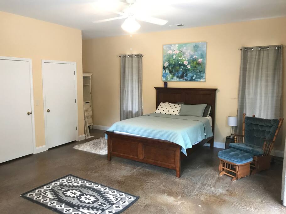 Bedroom - queen Tempurpedic with large walk in closet, outside exit