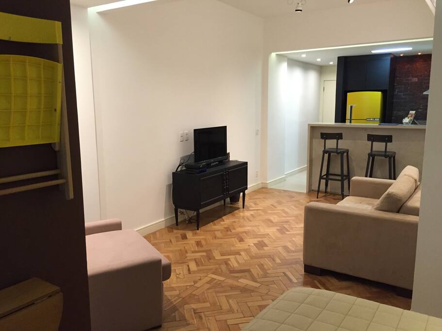 O Belo Apartamento esta localizado em uma área nobre da cidade, ao lado da praia de Ipanema, Copacabana e Arpoador, em um bairro badalado e perfeito para um período memorável . Nós, anfitriões, estamos sempre disponíveis para atende- lo com toda atenção e carinho. Venha se hospedar conosco, pois o seu bem estar e felicidade são o nosso compromisso. Um grande Abraço do Carlos Peti e Celso Andre - Anfitriões Belo Apartamento