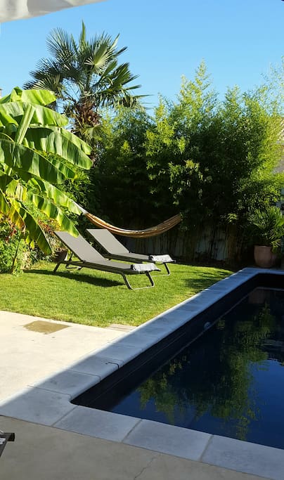 La terrasse et le jardin plein sud avec la piscine / The south facing terrace and garden with swimming pool