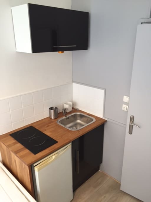 plaque induction, frigo, vaisselle