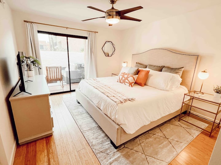 ห้องสวีทหลักพร้อมที่นอนแคสเปอร์ขนาดคิงไซส์และเข้าถึงพื้นที่กลางแจ้งส่วนตัวของคุณได้โดยตรง