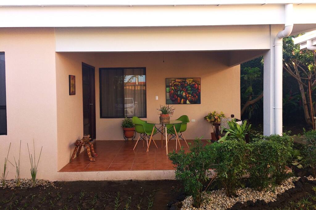 Hermoso apartamento con entrada independiente, en residencial seguro y familiar.