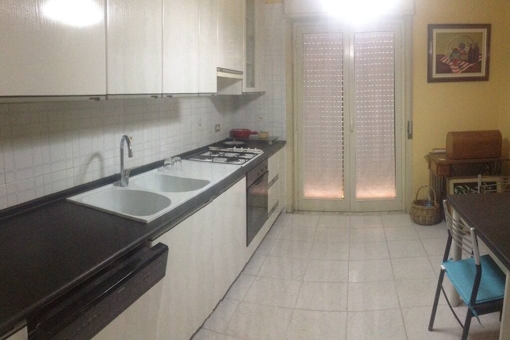 Cucina abitabile completa di tutti gli elettrodomestici