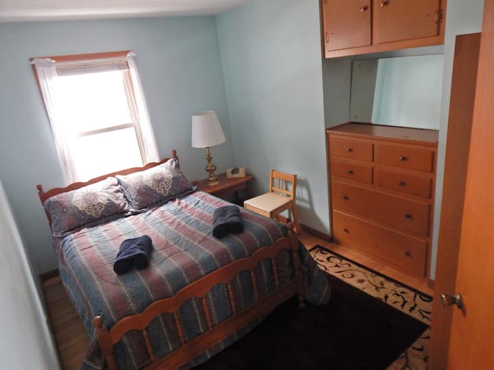 Dormitorio con cama doble.