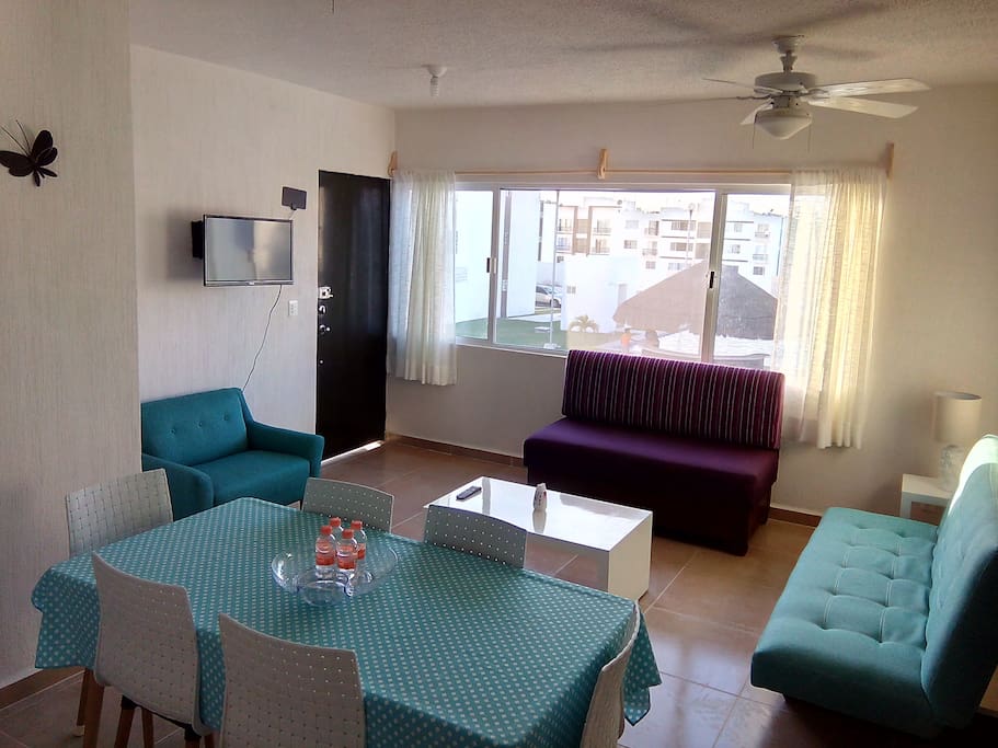 Sala con pantalla y ventilador de techo / Living room with tv and ceiling fan.