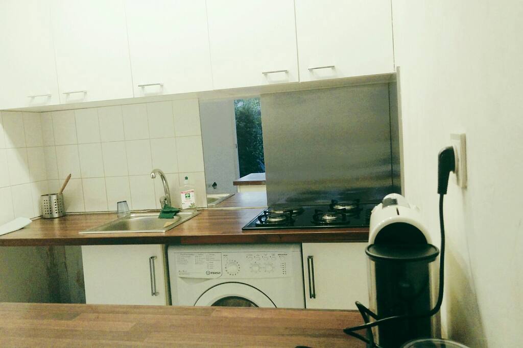 Cuisine toute équipée munie de four, lave vaisselle, cafetière