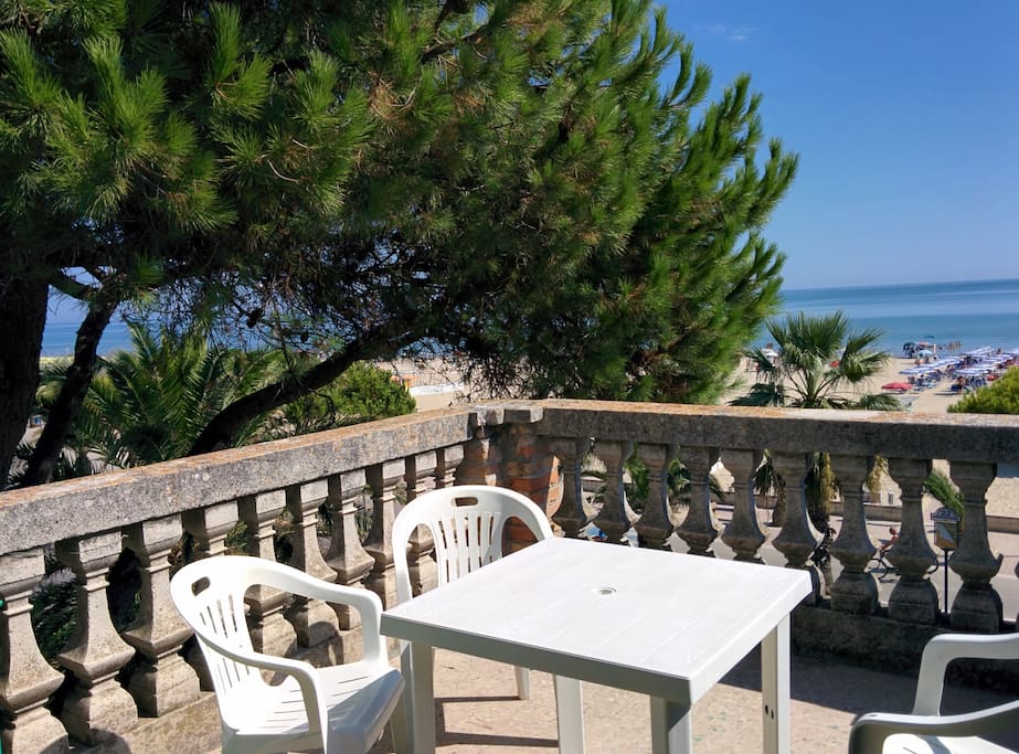 Terrazza perfetta sia per prendere il sole che per cenare.