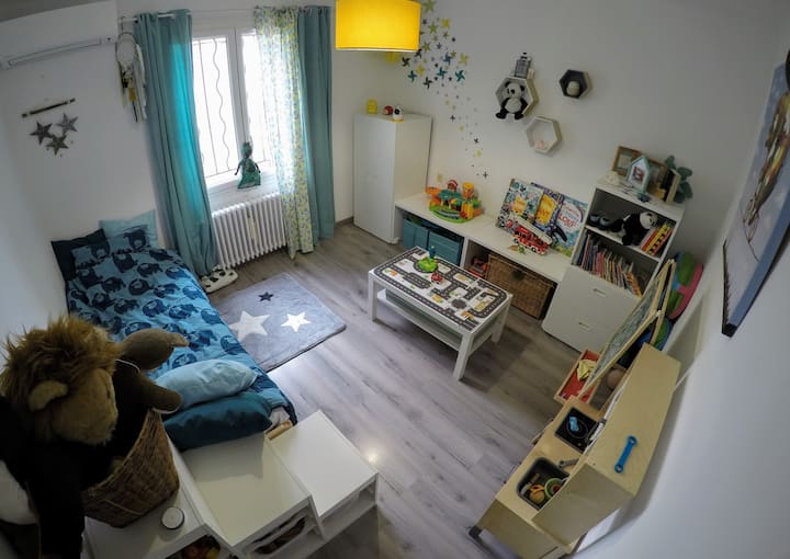 Dhomë gjumi 3 Krevat 80x200  Konfigurim 1 person. Dhomë me ajër të kondicionuar