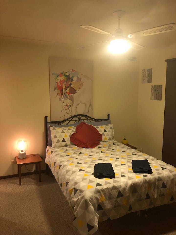 QUEENROOM/ensuite/lounge/living/kitchen/SHEPPARTON