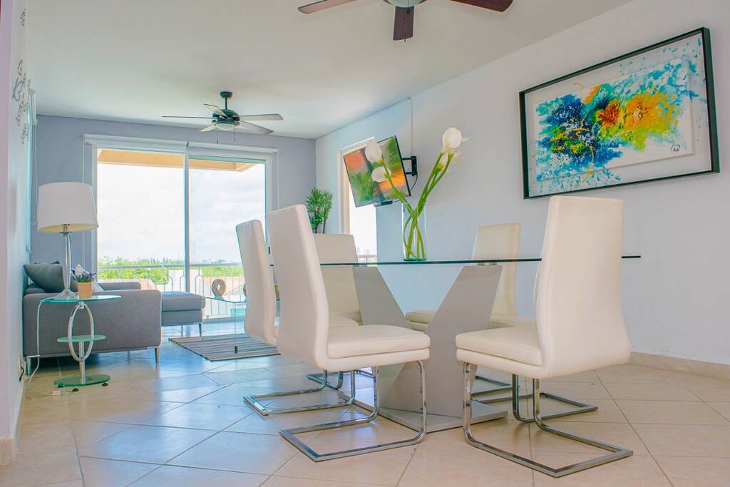 Sala y comedor modernos y confortables