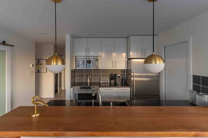 Glamorous 4 BR Sub-Penthouse DT Van City w/ pool gallery image 3