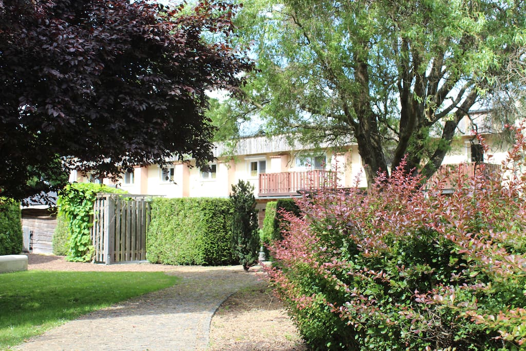 Blick von Gartenanlage auf Unterkunft