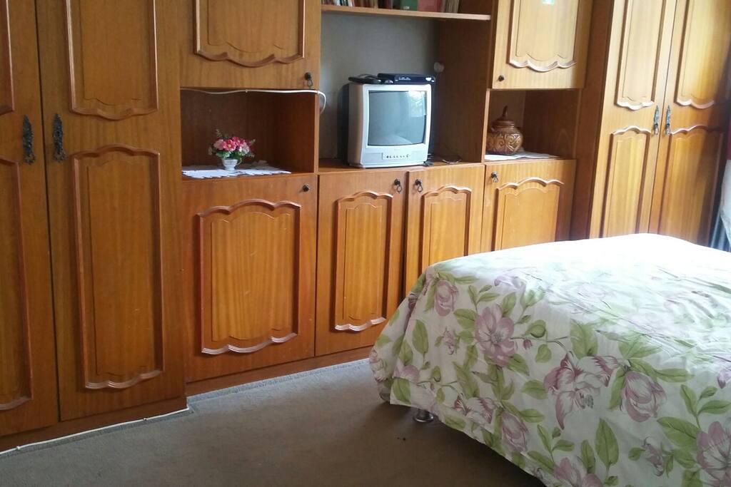 Quarto com cama pra uma ou duas pessoas, armário, TV e ar condicionado