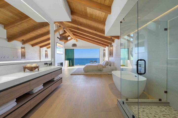 Malibu stunning villa on the water! On Malibu Rd. gallery image 2