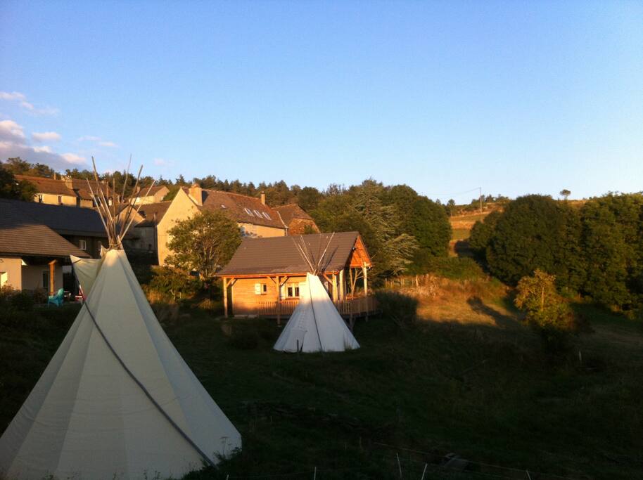 Vue l'été avec les tipis