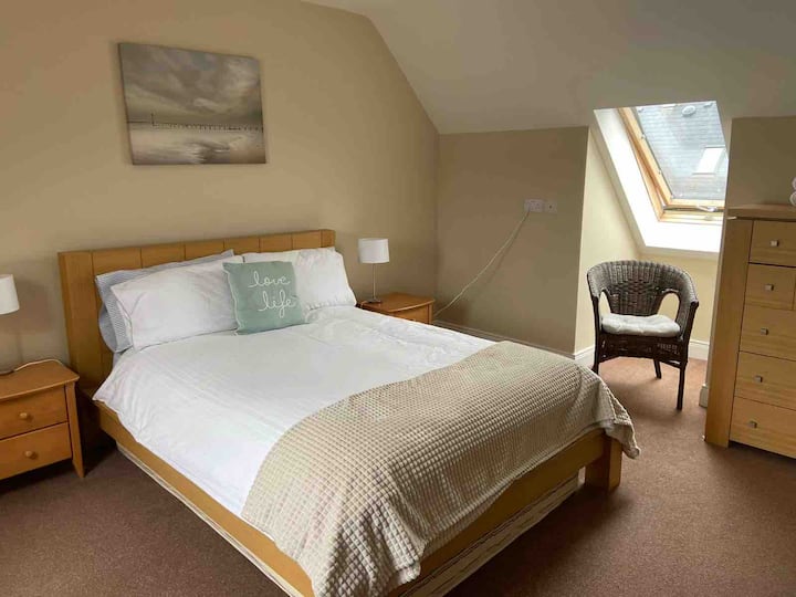 Dritaret e përparme dhe të pasme të dritës së qiellit në katin e sipërm King Sz (Mbretëresha e SHBA-së); blloko hijet. Dollap i plotë, sirtarë dhe tavolinë e vogël pune.  Qëndrim nate/ dollap me kyç në të dyja anët e krevatit me llambë/ priza prizash/kordonësh zgjatues. Tharëse flokësh.