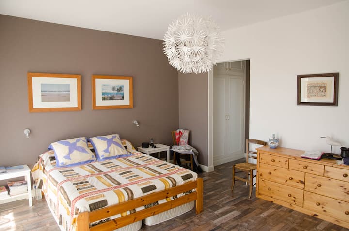 მთავარი საძინებელი (160‑სმ‑იანი საწოლი).