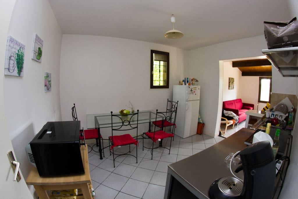 Une autre vue de la cuisine équipée, avec le salon dans la profondeur