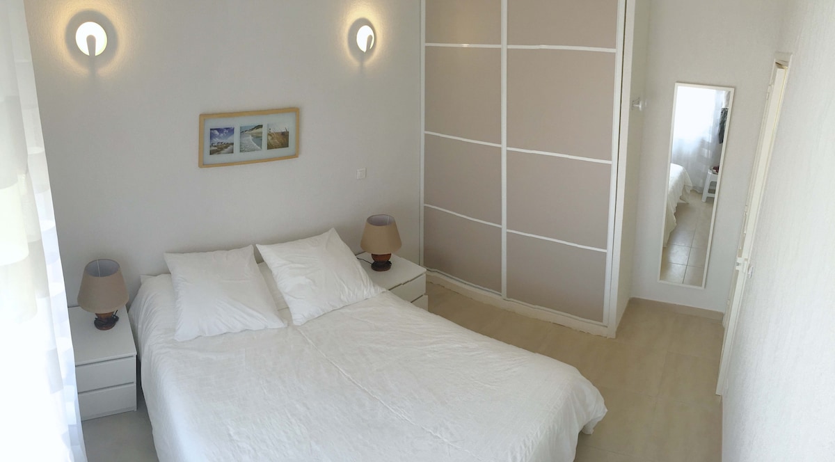 חדר שינה ראשי עם 140 מיטות וארון גדול