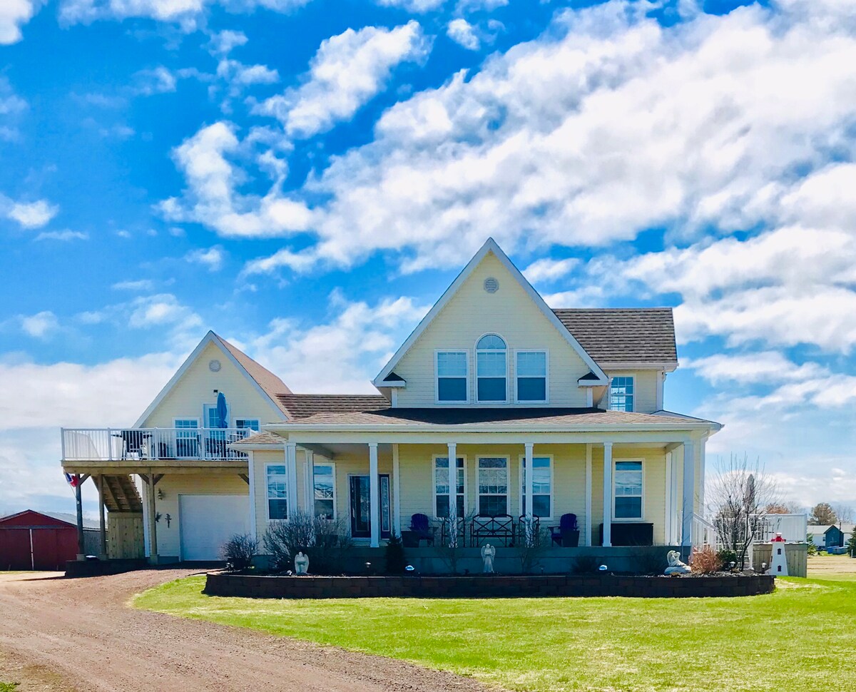 Victoria loft entire basement with small kitchen Apartments for Rent