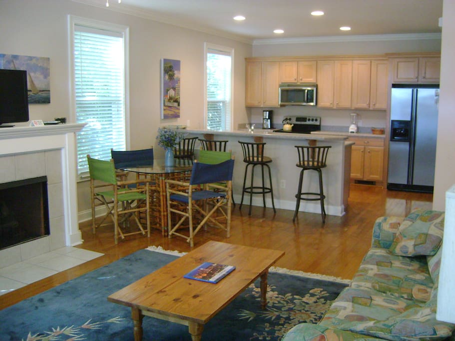 Tybee Getaway-Living room