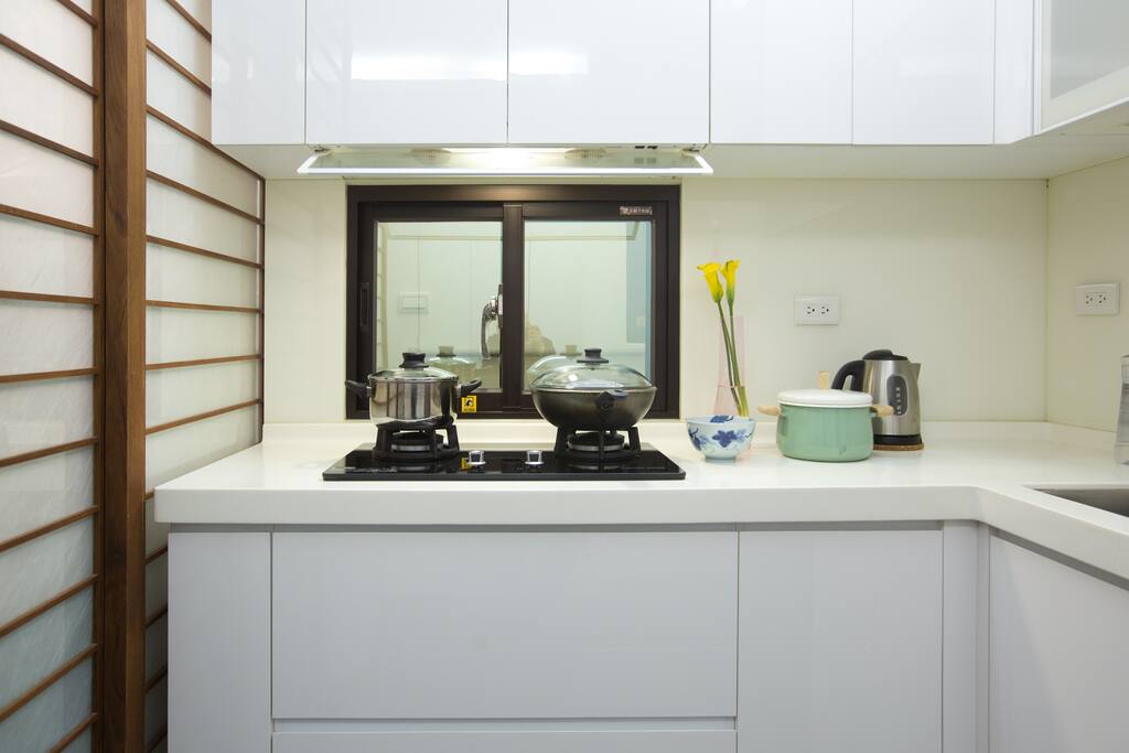 廚房與完善廚具設備
Kitchen and Kitchenware Set