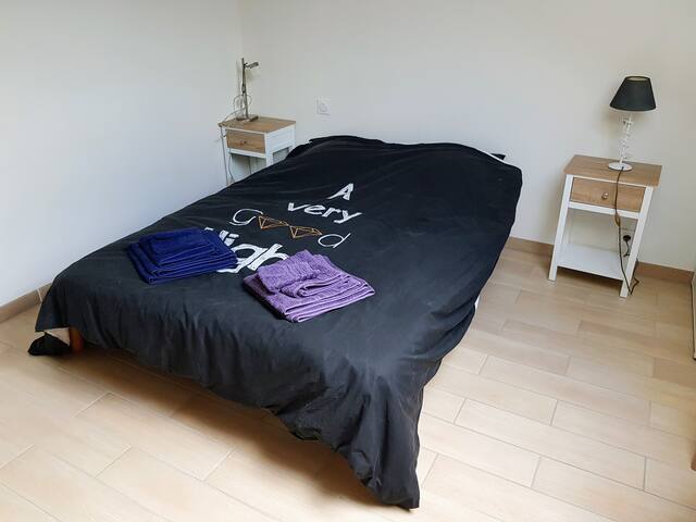 Nice quiet room near futuroscope.
