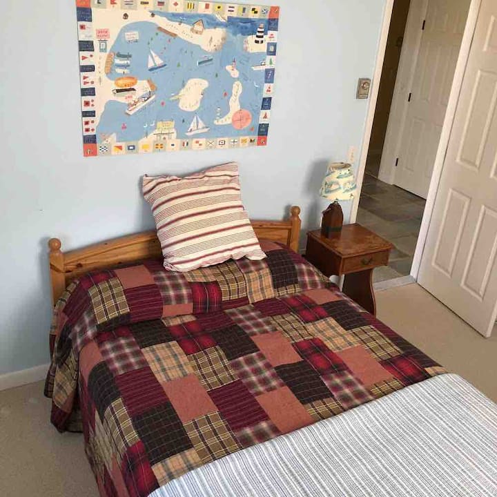 Manželská posteľ v spálni mimo prednej chodby.