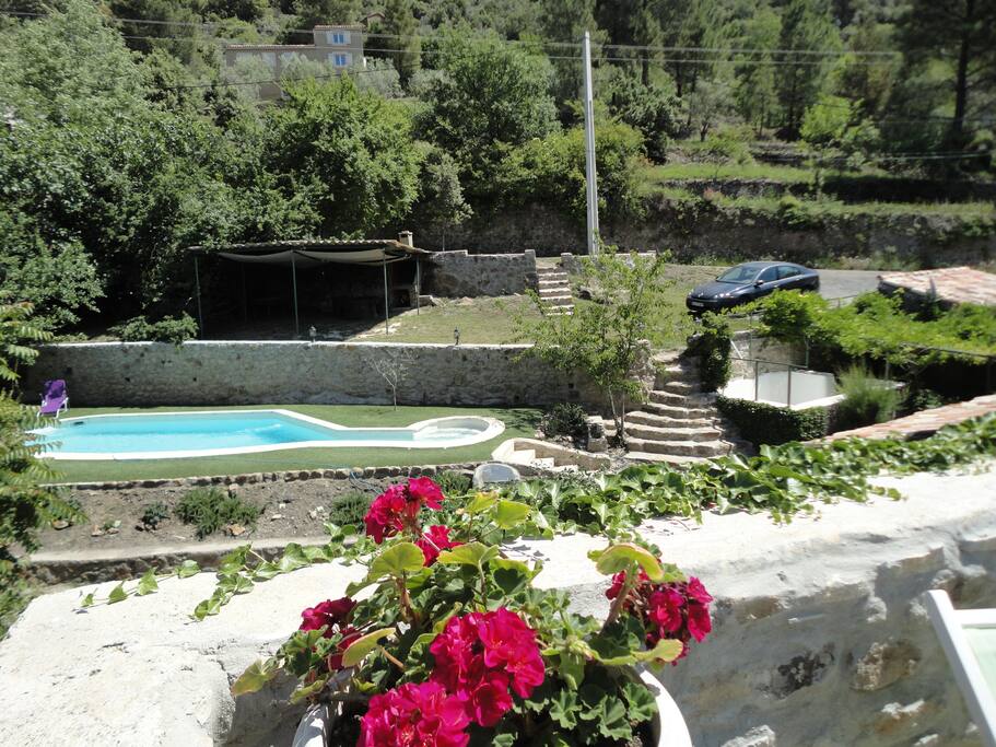 La piscine et le barbecue depuis le solarium.