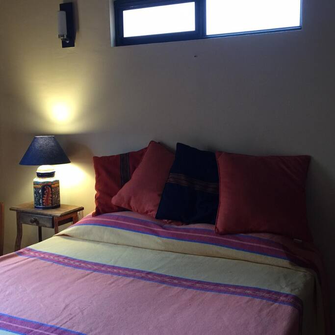 Relax in your comfortable queen bed/relajarse en su còmoda cama queen