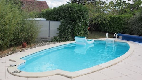 Quiet, with parking, terrace and pool access