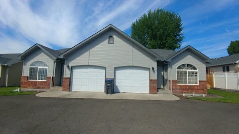 Yakima Vacation Rentals- 3 Bedroom 2 Bath House #3