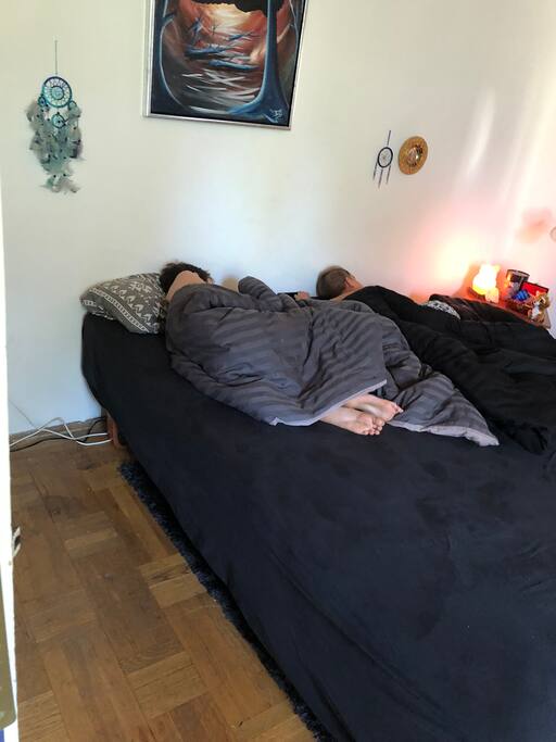 Børneværelse med dobbelt soveplads på to madrasser på gulvet, så børnene ikke falder ud over sengen.