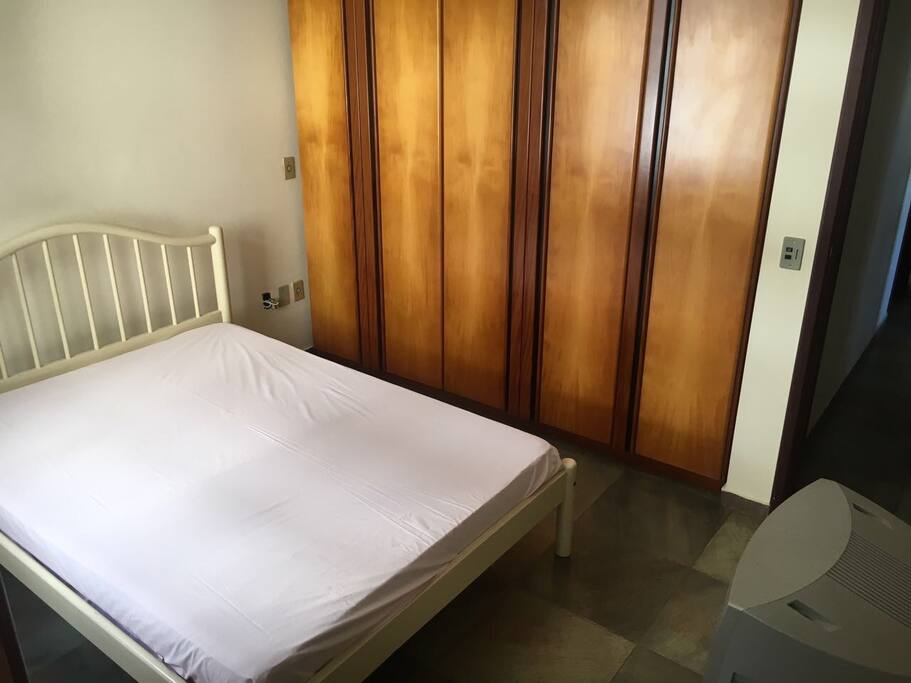 Quarto 1- suíte casal- possui televisão, armário embutido e ventilador de teto. Banheiro com box fechado com porta